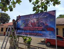 Personel Polsek Barebbo Pasang Spanduk Sosialisasi Penerimaan Terpadu Anggota Polri 2026