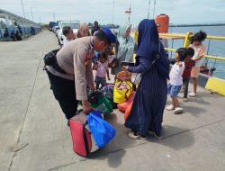 Beri Pelayanan, Satpolairud Polres Bone Bantu Penumpang Ferry Angkat Barang ke kapal