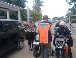 Bersama Karyawan Kapal, Polisi Pastikan Seluruh Kendaraan Sesuai Prosedur Penyeberangan