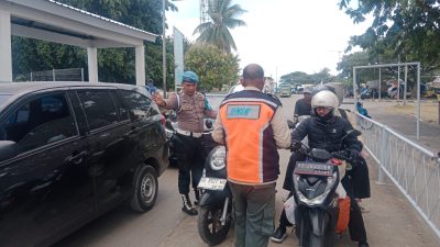 Bersama Karyawan Kapal, Polisi Pastikan Seluruh Kendaraan Sesuai Prosedur Penyeberangan