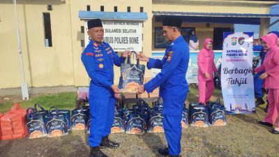 Jelang Idhul Fitri, Kasat Polairud Polres Bone Bagi Parcel Lebaran Kepada Anggotanya