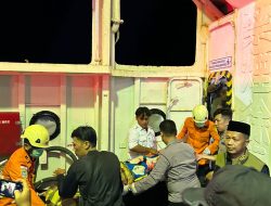 Penumpang KMP Masagena Meninggal Dunia, Personel Pos Pam Pelabuhan Bajoe Lakukan Evakuasi