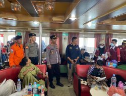 Padat Penumpang, Kapolsek Pelabuhan Bajoe Pantau Langsung Kondisi Penumpang Diatas Kapal Ferry