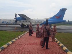 Polsek Awangpone Pantau Pesawat ATR FLYJAYA Menuju Makassar Dengan Pilot DONNY dan Co pilot ANANGGA