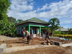 Bhabinkamtibmas Polsek Libureng Bersama Babinsa Laksanakan Gotong Royong di Desa Laburasseng