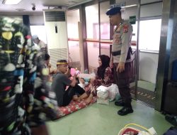 Beri Pelayanan kepada Masyarakat, Satpolairud Polres Bone Lakukan Sambang Diatas Kapal Ferry