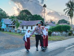 Hari Pertama Masuk Sekolah, Polsek Patimpeng Berikan Pelayanan