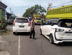 ‎Kapolsek Lappariaja Bersama Aggotanya Melaksanakan Tur Lalin di Titik Kemacetan