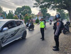 Upaya Cegah Kemacetan, Personel Polsek Tanete Riattang Hadir di Jalan Atur Arus Kendaraan