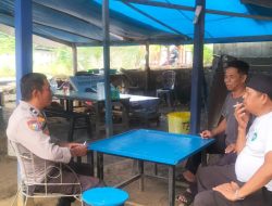 Jalin Kedekatan, Aiptu Ulpiadi Asyik Berbincang Bersama Warga di Wilayah Binaan