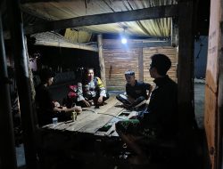 Aipda Hamdan Sambangi Warga Malam Hari, Pastikan Harkamtibmas Tetap Kondusif