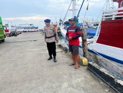 Untuk Menja Kamtibmas Perairan Personil Satpolairud Polres Bone Lakukan Polmas Perairan di Pelabuhan Rakyat Bajoe