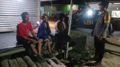 Kunjungi Pos Satkamling di Desa Binaannya, Aipda Andi Firman Berikan Pembinaan