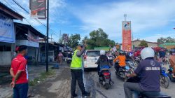 Polantas Bone Sigap Atur Lalu Lintas di Depan SPBU, Wujudkan Arus Lancar dan Aman