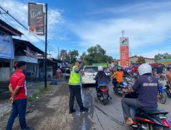Polantas Bone Sigap Atur Lalu Lintas di Depan SPBU, Wujudkan Arus Lancar dan Aman