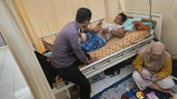 Bhabinkamtibmas Polsek Barebbo Tunjukkan Kepedulian, Jenguk Warga Binaan di Rumah Sakit