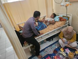 Bhabinkamtibmas Polsek Barebbo Tunjukkan Kepedulian, Jenguk Warga Binaan di Rumah Sakit