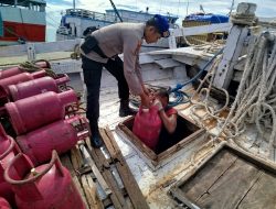 Kasat Polairud Polres Bone Perkuat Kehadiran  Personelnya di Tengah Masyarakat Melalui Program Polisi Penolong