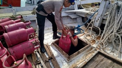 Kasat Polairud Polres Bone Perkuat Kehadiran  Personelnya di Tengah Masyarakat Melalui Program Polisi Penolong