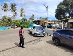 Pastikan Arus Lalu Lintas Tetap Terkendali, Polsek Lamuru Pengaturan Antrian Kendaraan di SPBU Timpa