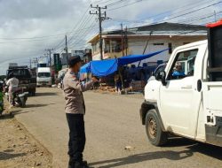 Bhabinkamtibmas Polsek Kahu Laksanakan pengaturan di Pasar Tradisional, Antisipasi Kemacetan