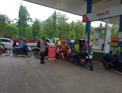 Pastikan Kondusif, Anggota Polsek Libureng Laksanakan Pengamanan di SPBU Labombo Desa Wanuaru