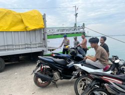 Lakukan Sambang Pesisir Anggota Satpolairud Polres Bone, Ajak Masyarakat Jaga Kamtibmas