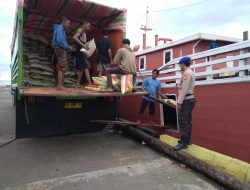 Pantau Aktivitas di Pelabuhan Bajoe, Satpolairud Polres Bone Tingkatkan Program Polisi Penolong