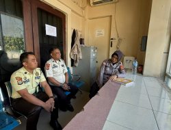 Sambang Satpam, Kanit Binkamsa Sat Binmas Polres Bone Lakukan Pengecekan KTA