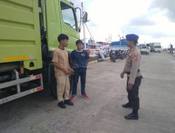 Aparat Satpolairud Polres Bone Beri Himbauan Kamtibmas, Lakukan Polmas Perairan di Pelabuhan Rakyat Bajoe