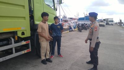 Aparat Satpolairud Polres Bone Beri Himbauan Kamtibmas, Lakukan Polmas Perairan di Pelabuhan Rakyat Bajoe