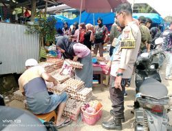 Aiptu Abdul Kadir Pantau Pasar Tujue Desa Gaya Baru Demi Ciptakan Rasa Aman di Pusat Perekonomian