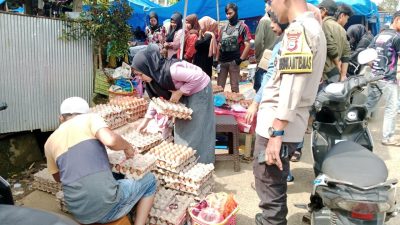 Aiptu Abdul Kadir Pantau Pasar Tujue Desa Gaya Baru Demi Ciptakan Rasa Aman di Pusat Perekonomian