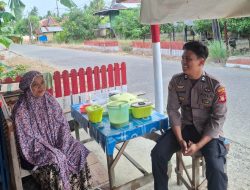 Menjalin Silaturahmi dan Menjaga Kamtibmas, Pak Bhabin ini Sambang ke Rumah Warga Desa Patangnga 