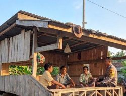 Pastikan Kamtibmas Tetap Kondusif, Bhabinkamtibmas Aipda Kasnindar Sambangi Pos Kamling di Wilayah Binaan