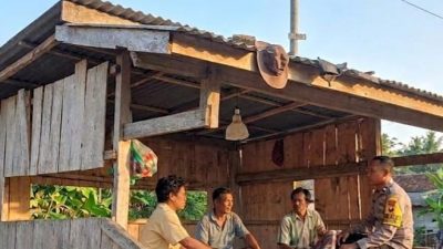 Pastikan Kamtibmas Tetap Kondusif, Bhabinkamtibmas Aipda Kasnindar Sambangi Pos Kamling di Wilayah Binaan