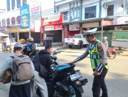 Demi Keselamatan, Satlantas Polres Bone Beri Teguran Kepada Pengendara Tanpa Helm