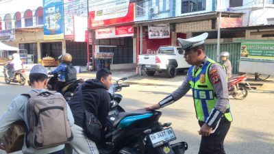 Demi Keselamatan, Satlantas Polres Bone Beri Teguran Kepada Pengendara Tanpa Helm