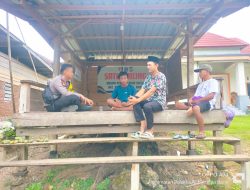 Loyalitas Tanpa Batas: Dedikasi Bhabinkamtibmas Sambangi Pos Kamling di Desa Melle