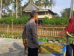 Bhabinkamtibmas Polsek Kahu Laksanakan Door To Dor di Desa Binaan untuk Wujudkan Kamtibmas