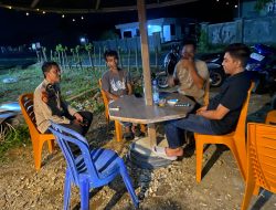  Laksanakan Patroli,  Anggota Polsek Salomekko Sambangi Aktivitas Masyarakat Dimalam Hari 