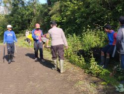 Peduli Lingkungan, Personel Polsek Tellu Limpoe Gotong Royong Bersama Warga