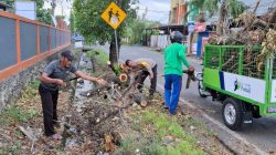 Pererat Kebersamaan, Bhabinkamtibmas Bripka Sultan Bersama Warga Gelar Kerja Bakti di Kelurahan Biru