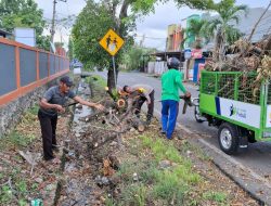 Pererat Kebersamaan, Bhabinkamtibmas Bripka Sultan Bersama Warga Gelar Kerja Bakti di Kelurahan Biru