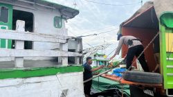 Intensifkan Kegiatan Polisi Penolong, Satpolairud Polres Bone Bantu Bongkar Muatan Barang dari Mobil ke Kapal