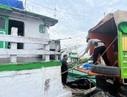 Intensifkan Kegiatan Polisi Penolong, Satpolairud Polres Bone Bantu Bongkar Muatan Barang dari Mobil ke Kapal