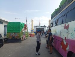 Bersama Karyawan Kapal, Polisi Pastikan Seluruh Kendaraan Sesuai Prosedur Penyeberangan
