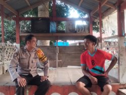 Patroli di Desa Binaannya, Bhabinkamtibmas Polsek Cenrana Berdialog dDengan Warga