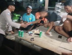 Patroli Malam, Anggota Polsek Cenrana Sambangi Warga yang Sedang Ronda