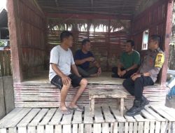 Tingkatkan Keamanan Lingkungan, Bhabinkamtibmas Bripka Armansyah Sambangi Pos Kamling